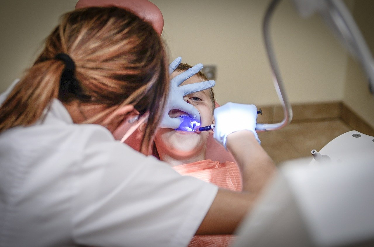 Leczenie zębów pod narkozą – na czym polega?