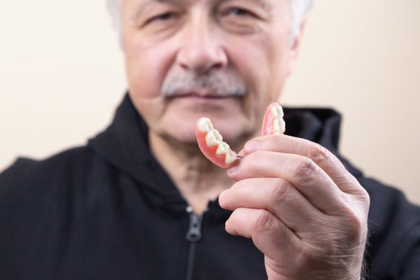 Kto powinien skorzystać z implantów zębowych?