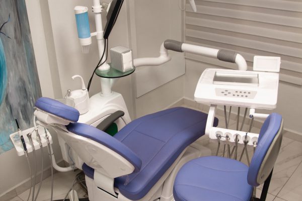 Od braków w uśmiechu do trwałego rozwiązania: Transformacja dzięki implantom zębowym