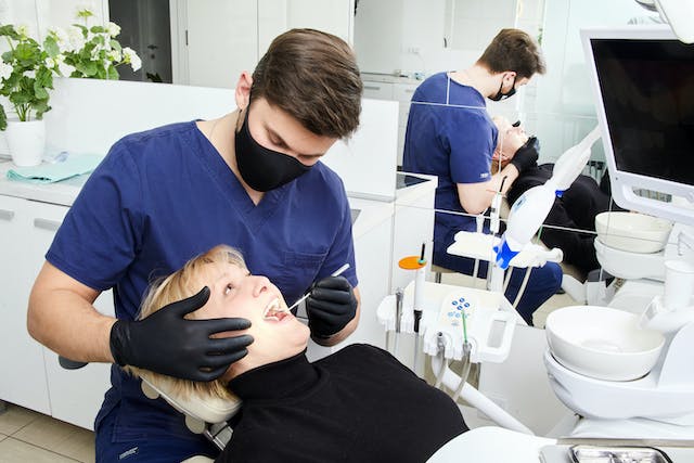 Bonding zębów w leczeniu wad zgryzu: Alternatywa dla tradycyjnych aparatów ortodontycznych