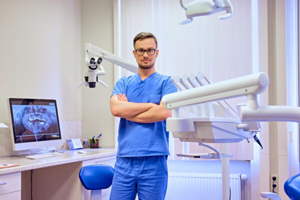 Zalety implantów zębowych w zdrowiu kości szczęki