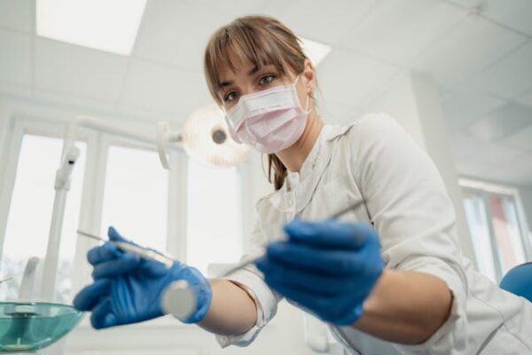 Podniesienie dna zatoki szczękowej w chirurgii stomatologicznej – Definicja, przebieg, zalecenia