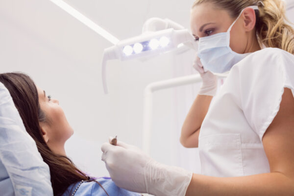 Jak wygląda wszczepienie implantów zębowych?