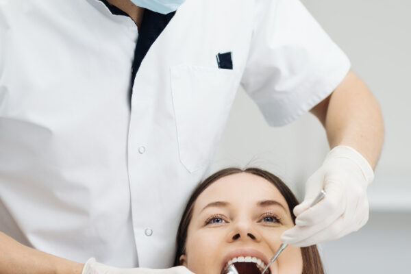 Najczęstsze błędy, które ludzie popełniają przed wizytą kontrolną u dentysty