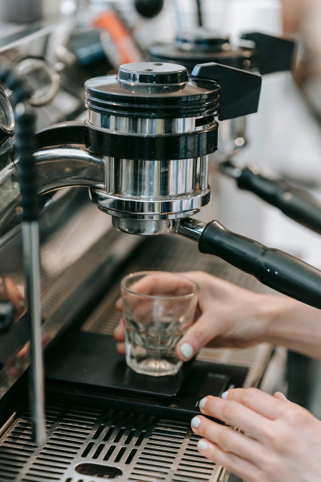 Ekspresy do kawy dla firm – jakie parametry są najważniejsze?