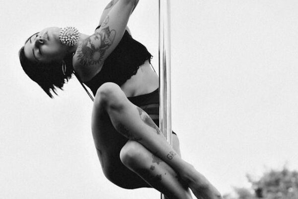 Top do pole dance z siateczką – zalety i wady