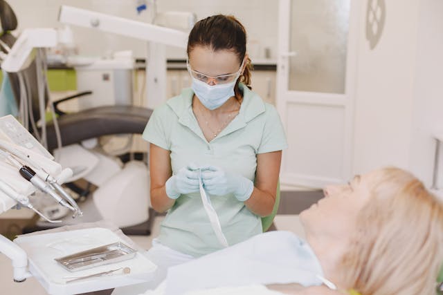 Implanty zębów u seniorów – czy wiek ma znaczenie?