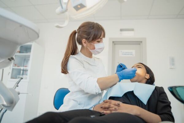 Przy jakich wadach zgryzu można leczyć się nakładkami Invisalign?