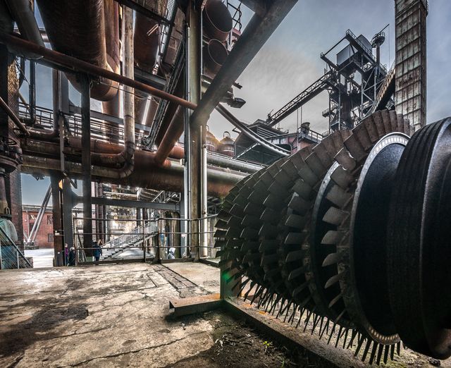 Jak prędkość materiału sypkiego wpływa na zużycie kompozytu materiałowo-gumowego?