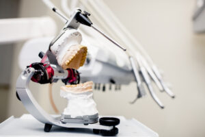 Dla kogo jest przeznaczona proteza na implantach?